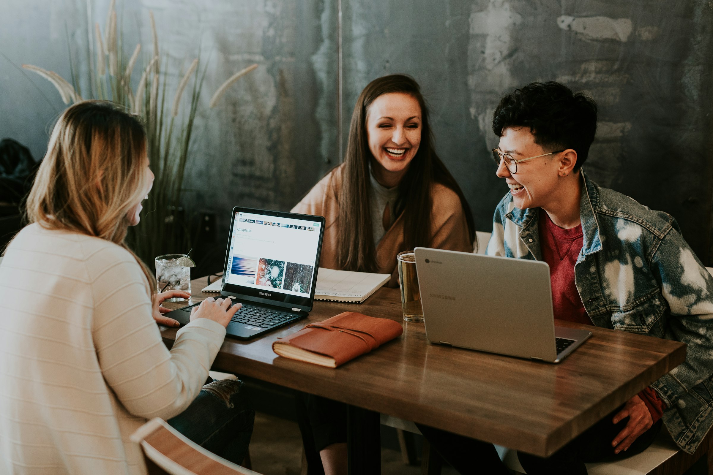Equipo colaborando con portátiles en una sesión de creación