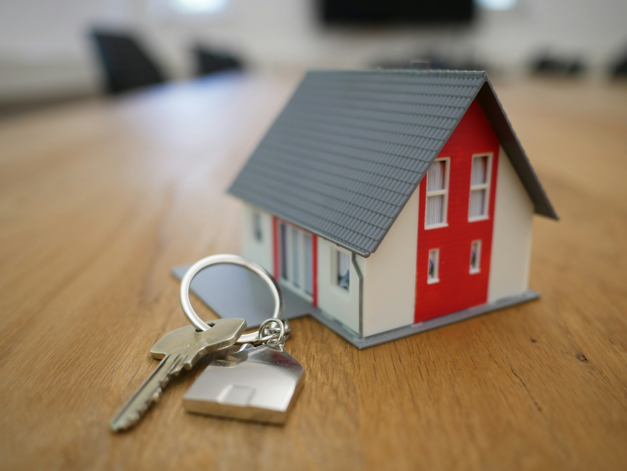Llaves de una vivienda sobre planos del hogar
