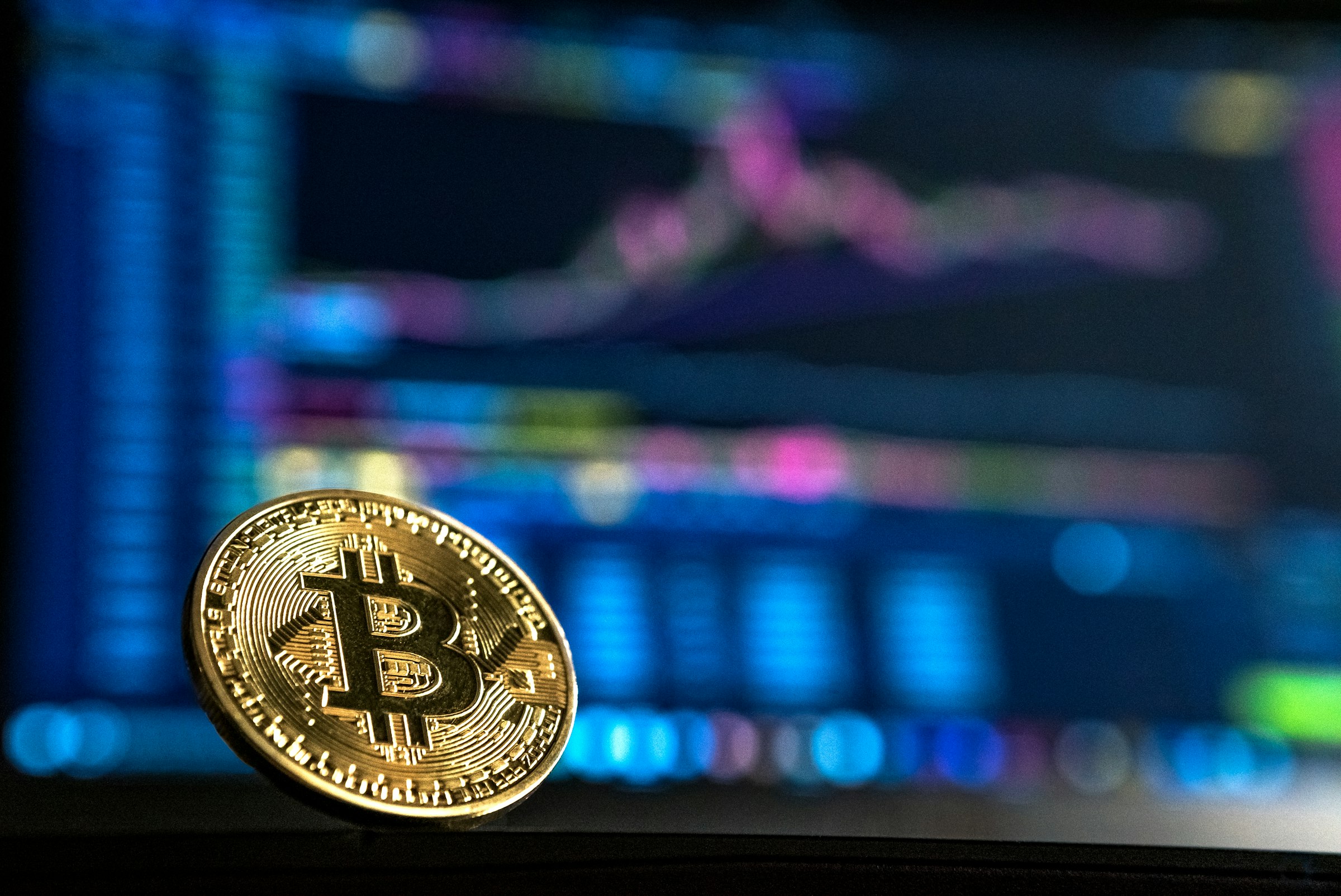 Moneda física de Bitcoin en primer plano
