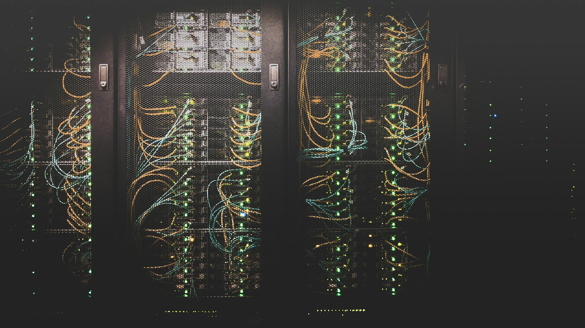 Racks de red cableados en una sala oscura
