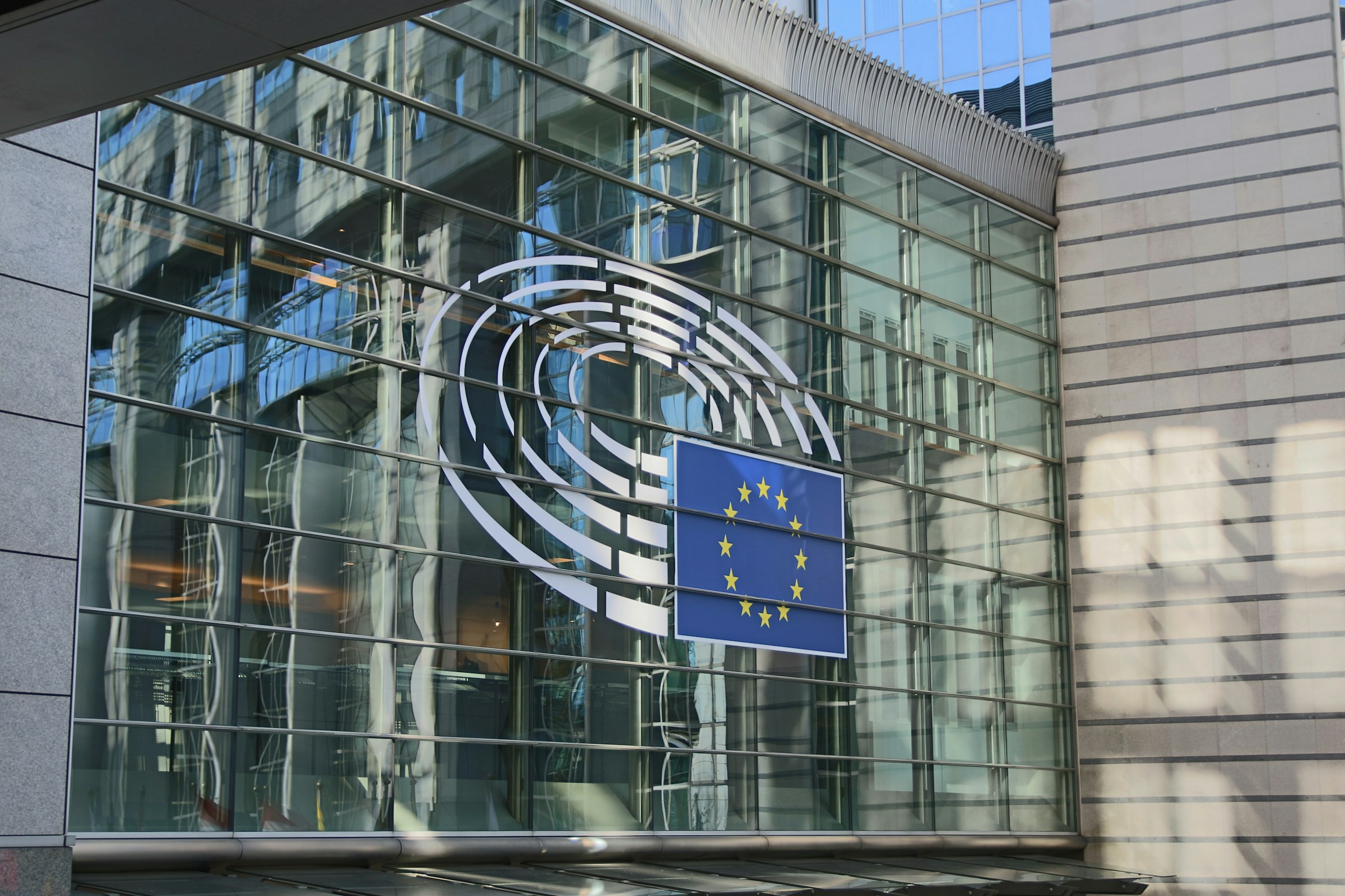 Fachada del Parlamento Europeo con la bandera de la UE