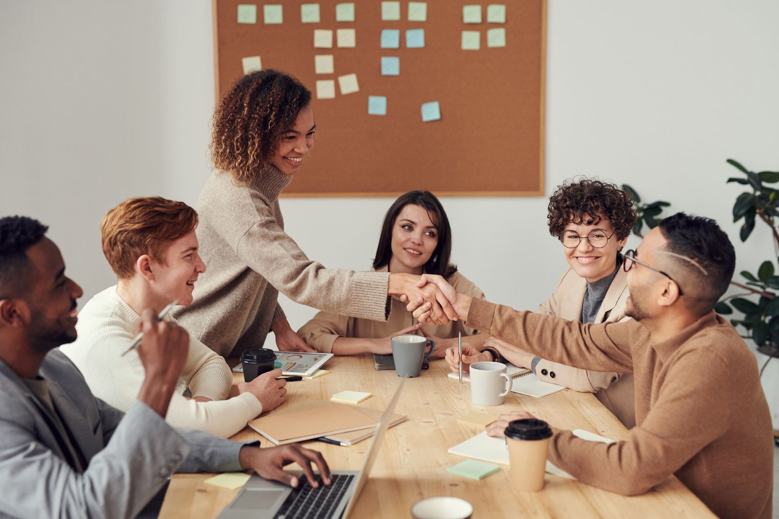Sesión de trabajo revisando prioridades técnicas en pizarra